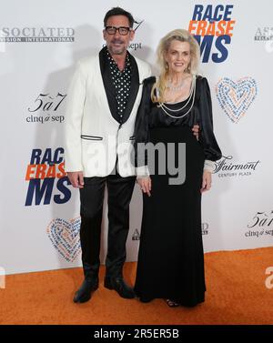 Los Angeles, USA. 02. Juni 2023. (L-R) Lawrence Zarian und Nancy Davis beim 30. Jährlichen Rennen um die Löschung der MS Gala am Fairmont Century Plaza in Los Angeles, Kalifornien, am Freitag, den 2. Juni 2023. (Foto: Sthanlee B. Mirador/Sipa USA) Guthaben: SIPA USA/Alamy Live News Stockfoto