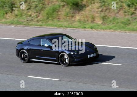 2020 Porsche Taycan 4S 93Kwh, 571PS Performance Overboost 93,4Kwh Elektroauto Black Limousine Electricity 360 kW; Fahrt mit hoher Geschwindigkeit auf der Autobahn M6 im Großraum Manchester, Großbritannien Stockfoto