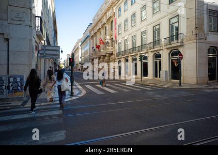 Baixa Pombalina ist das Netz von Straßen, die im 18. Jahrhundert nach dem Erdbeben erbaut wurden und hier früh am Morgen zu sehen sind Stockfoto