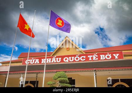 Das Gebäude mit dem internationalen Grenztor Vietnam-Laos in Bo Y, Bezirk Ngoc Hoi, Provinz Kontum, im zentralen Hochland Vietnams. Die Stockfoto