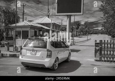 Ein vietnamesisch registriertes Auto hält an einem Kontrollpunkt in Vietnam, während es sich der vietnamesisch-laotischen Grenze bei Bo Y, Ngoc Hoi District, Kontum Province in t nähert Stockfoto