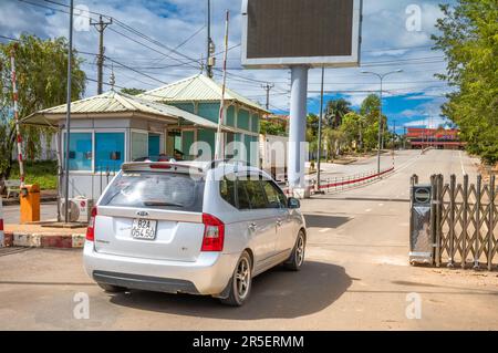 Ein vietnamesisch registriertes Auto hält an einem Kontrollpunkt in Vietnam, während es sich der vietnamesisch-laotischen Grenze bei Bo Y, Ngoc Hoi District, Kontum Province in t nähert Stockfoto