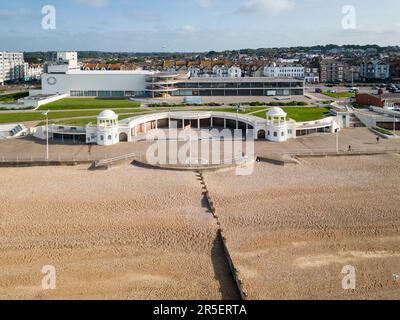 Luftaufnahme des De La Warr Pavillons in Bexhill auf dem Meer an der Ostküste von sussex Stockfoto