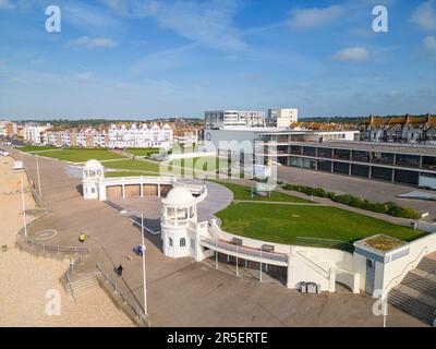 Luftaufnahme des De La Warr Pavillons in Bexhill auf dem Meer an der Ostküste von sussex Stockfoto