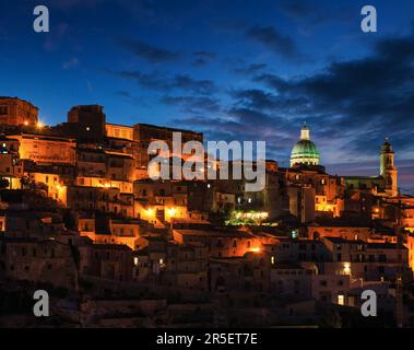 Nacht alte mittelalterliche Ragusa Ibla famos sizilianischen Stadt anzeigen (Sizilien, Italien). Die Lichter der Stadt der berühmten touristischen Ziel. Unesco-Weltkulturerbe. Stockfoto