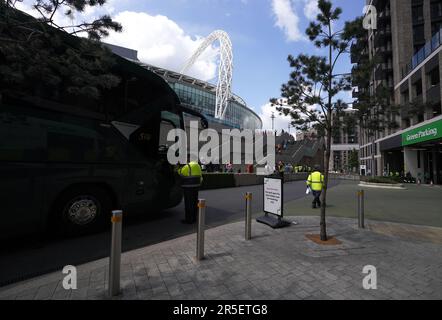 Die Busse kommen am Green Parking vor dem Emirates FA Cup Finale im Wembley Stadium in London an. Foto: Samstag, 3. Juni 2023. Stockfoto