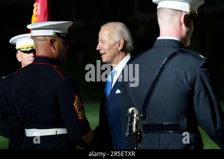 Washington DC, USA. 02. Juni 2023. US-Präsident Joe Biden trifft sich am Freitag, den 2. Juni 2023 nach der Marinebaracke am Freitagabend in den Barracks in Washington DC mit Marines. Kredit: Bonnie Cash/Pool über CNP/MediaPunch Kredit: MediaPunch Inc/Alamy Live News Stockfoto