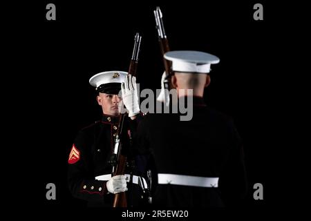 Washington DC, USA. 02. Juni 2023. US-Marines nehmen am Freitag, den 2. Juni 2023 an der Marinebaracke am Freitagabend in den Barracks in Washington Teil. Kredit: Bonnie Cash/Pool über CNP/MediaPunch Kredit: MediaPunch Inc/Alamy Live News Stockfoto