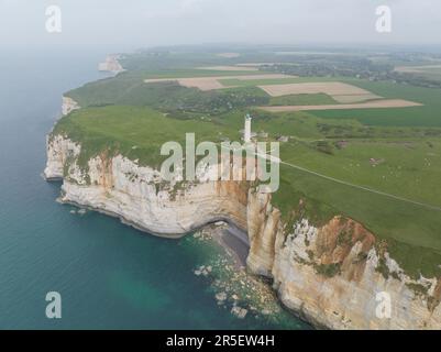 Luftbild der Top-down-Drohne der Klippen von etretat in der Normandie, Frankreich Stockfoto