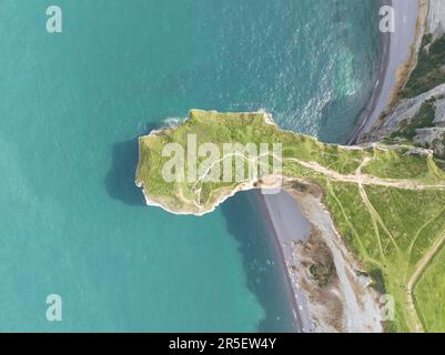 Luftbild der Top-down-Drohne der Klippen von etretat in der Normandie, Frankreich Stockfoto