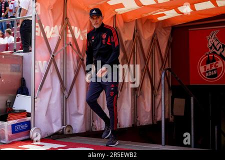 KÖLN, DEUTSCHLAND - 27. MAI: Trainer Thomas Tuchel vom FC Bayern München tritt zwischen 1 vor dem Bundesliga-Spiel aus. FC Köln und FC Bayern München im RheinEnergieStadion am 27. Mai 2023 in Köln (Foto von Rene Nijhuis/Orange Pictures) Stockfoto