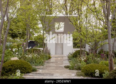 Der von Gavin McWilliam und Andrew Wilson auf der Chelsea Flower Show 2023 in London entworfene Garten. Stockfoto