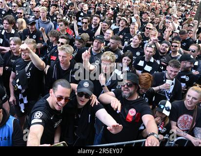 Berlin, Deutschland. 03. Juni 2023. Fußball: DFB Cup, RB Leipzig - Eintracht Frankfurt, Finale, Olympiastadion. Die Fans der Eintracht Frankfurt feiern beim Fanfestival am Breitscheidplatz. Kredit: Arne Dedert/dpa/Alamy Live News Stockfoto