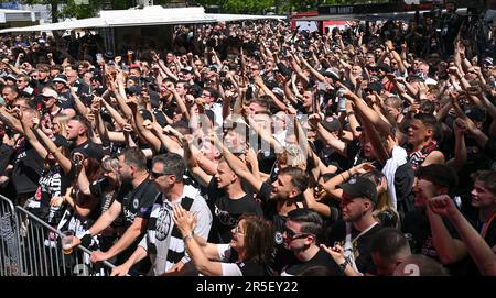 Berlin, Deutschland. 03. Juni 2023. Fußball: DFB Cup, RB Leipzig - Eintracht Frankfurt, Finale, Olympiastadion. Die Fans der Eintracht Frankfurt feiern beim Fanfestival am Breitscheidplatz. Kredit: Arne Dedert/dpa/Alamy Live News Stockfoto