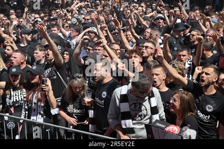 Berlin, Deutschland. 03. Juni 2023. Fußball: DFB Cup, RB Leipzig - Eintracht Frankfurt, Finale, Olympiastadion. Die Fans der Eintracht Frankfurt feiern beim Fanfestival am Breitscheidplatz. Kredit: Arne Dedert/dpa/Alamy Live News Stockfoto