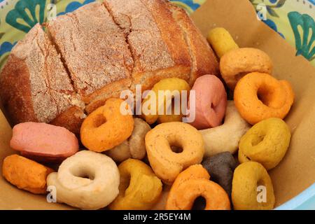 Verschiedene Aromen von Apulianischem Taralli und ein Sandwich in einem Korb auf einem Restauranttisch Stockfoto