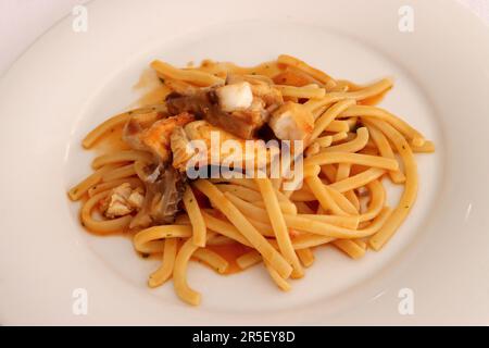 Ischialatielli mit Zackenbarsch. Italienische Pasta, apulianische Küche Stockfoto