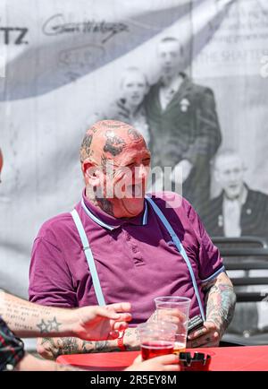 Brighton UK, 3. Juni 2023 - Skinheads genießen den Sonnenschein beim jährlichen Great Skinhead Reunion Weekend in Brighton, wo sie sich aus aller Welt versammeln, um ihre Musik und Mode zu genießen: Credit Simon Dack / Alamy Live News Stockfoto