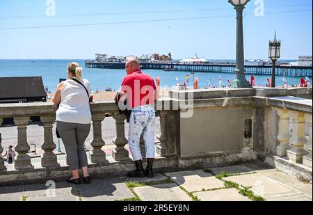 Brighton UK, 3. Juni 2023 - Skinheads genießen den Sonnenschein beim jährlichen Great Skinhead Reunion Weekend in Brighton, wo sie sich aus aller Welt versammeln, um ihre Musik und Mode zu genießen: Credit Simon Dack / Alamy Live News Stockfoto