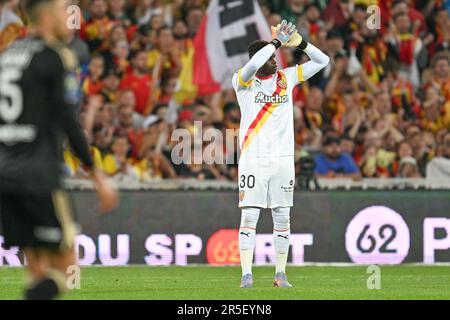Torwart Brice Samba (30) von RC Lens dankte den Fans und Fans während eines Fußballspiels zwischen dem T Racing Club de Lens und AC Ajaccio am 37. Spieltag der Ligue 1 Uber Eats Saison 2022-2023 am Sonntag, dem 27. Mai 2023 in Lens, Frankreich . FOTO SPORTPIX | David Catry Stockfoto