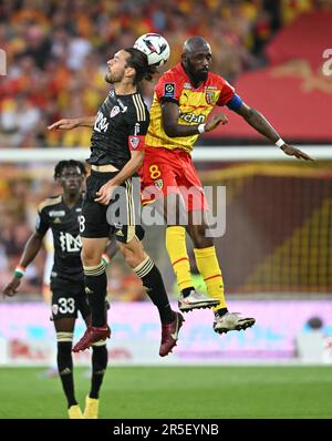 Vincent Marchetti (8) von Ajaccio und Seko Fofana (8) von RC Lens, abgebildet während eines Fußballspiels zwischen dem Racing Club de Lens und AC Ajaccio, am 37. Spieltag der Ligue 1 Uber Eats Saison 2022-2023, am Sonntag, den 27. Mai 2023 in Lens, Frankreich . FOTO SPORTPIX | David Catry Stockfoto