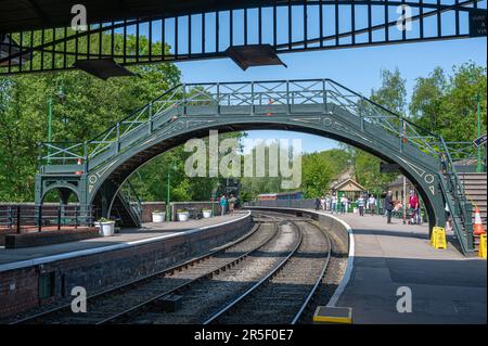 Blick von Pickering Station nach Norden mit Fußgängerbrücke, Pickering, North Yorkshire, Großbritannien Stockfoto