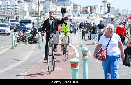 Brighton UK 3. Juni 2023 - Penny Farthing Radfahrer genießen einen heißen, sonnigen Tag an der Küste von Brighton, während das gute Wetter an der Südküste anhält : Credit Simon Dack / Alamy Live News Stockfoto