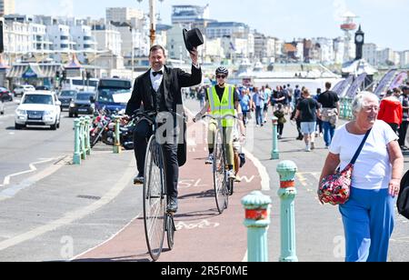 Brighton UK 3. Juni 2023 - Penny Farthing Radfahrer genießen einen heißen, sonnigen Tag an der Küste von Brighton, während das gute Wetter an der Südküste anhält : Credit Simon Dack / Alamy Live News Stockfoto