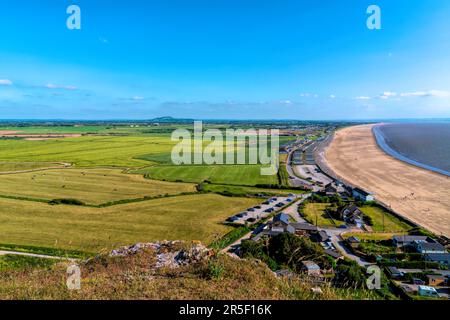 Blick auf die Landschaft von Somerset und den Strand von Brean nach Brent Knoll England Stockfoto