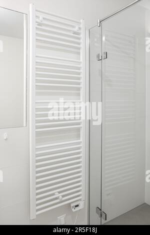 Handtuchhalter an hellen Wänden im Badezimmer Stockfoto