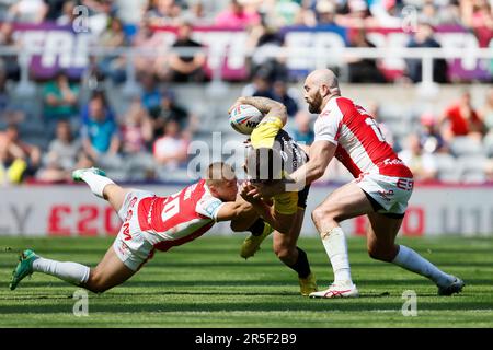 Salford Red Devils' Deon Cross (Zentrum) wird während des Spiels der Betfred Super League in St. von Hull KR's Mikey Lewis (links) und Hull KR's Kane Linnett angegriffen James' Park, Newcastle-upon-Tyne. Foto: Samstag, 3. Juni 2023. Stockfoto