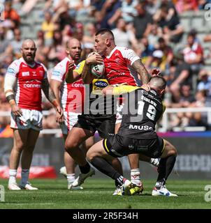 St James Park, Newcastle, Großbritannien. 3. Juni 2023. Betfred Super League Magic Weekend Rugby League, Salford Red Devils gegen Hull KR; Shaun Kenny-Dowall von Hull KR wird von Salford Red Devils Adam Sidlow Credit: Action Plus Sports/Alamy Live News angegriffen Stockfoto