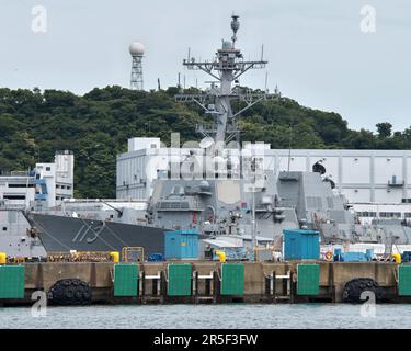 Yokusuka, Japan. 03. Juni 2023. Arleigh-Burke-Klasse-Guided-Raketenzerstörer USS John Finn (DDG 113) ist am Samstag, den 3. Juni 2023, bei Fleet Activities (FLEACT) Yokosuka in der Präfektur Kanagawa, Japan, vor Anker. Foto: Keizo Mori/UPI Credit: UPI/Alamy Live News Stockfoto