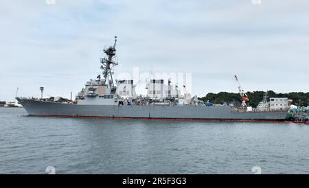 Yokusuka, Japan. 03. Juni 2023. Der Zerstörer der Klasse Arleigh Burke USS Benfold (DDG-65) ist am Samstag, den 3. Juni 2023, bei Fleet Activities (FLEACT) Yokosuka in der Präfektur Kanagawa in Japan vor Anker. Foto: Keizo Mori/UPI Credit: UPI/Alamy Live News Stockfoto