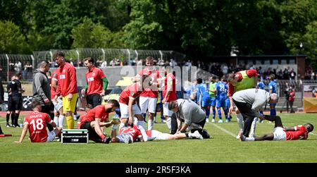 Berlin, Deutschland. 03. Juni 2023. Fußball: Fußballfinale des Berliner Staatscup, TuS Makkabi - SV Sparta Lichtenberg im Mommsenstadion. Die Spieler von Sparta Lichtenberg werden vor den Überstunden beliefert. Kredit: Matthias Koch/dpa/Alamy Live News Stockfoto