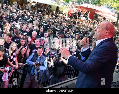 Berlin, Deutschland. 03. Juni 2023. Fußball: DFB Cup, RB Leipzig - Eintracht Frankfurt, Finale, Olympiastadion. Peter Fischer, Präsident der Eintracht Frankfurt, spricht mit Eintracht-Fans auf dem Fanfestival am Breitscheidplatz. Kredit: Arne Dedert/dpa/Alamy Live News Stockfoto