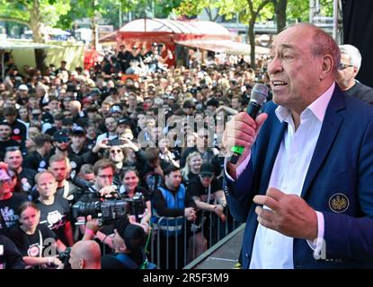 Berlin, Deutschland. 03. Juni 2023. Fußball: DFB Cup, RB Leipzig - Eintracht Frankfurt, Finale, Olympiastadion. Peter Fischer, Präsident der Eintracht Frankfurt, spricht mit Eintracht-Fans auf dem Fanfestival am Breitscheidplatz. Kredit: Arne Dedert/dpa/Alamy Live News Stockfoto