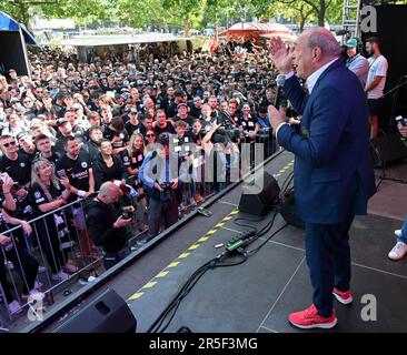 Berlin, Deutschland. 03. Juni 2023. Fußball: DFB Cup, RB Leipzig - Eintracht Frankfurt, Finale, Olympiastadion. Peter Fischer, Präsident der Eintracht Frankfurt, spricht mit Eintracht-Fans auf dem Fanfestival am Breitscheidplatz. Kredit: Arne Dedert/dpa/Alamy Live News Stockfoto