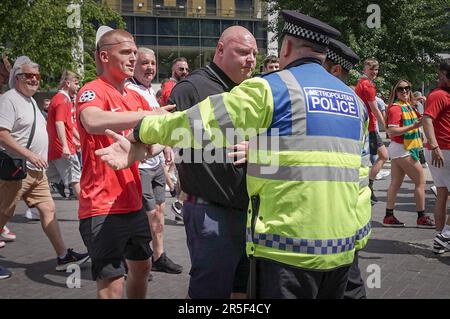 London, Großbritannien. 3. Juni 2023 Die Verhaftungen bestehen aus aggressiven Fans, wenn sie für das FA Cup-Finale 2023 ankommen. Die Fans von Manchester City und Manchester United kommen in Wembley vor dem ersten FA-Cup-Finale zwischen den Manchester Clubs an. Kredit: Guy Corbishley/Alamy Live News Stockfoto