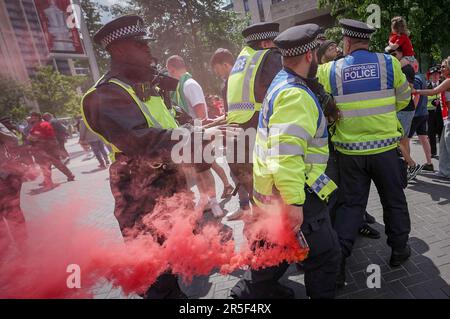London, Großbritannien. 3. Juni 2023 Die Polizei konfisziert Rauchfackeln, wenn die Fans zum FA-Cup-Finale 2023 eintreffen. Die Fans von Manchester City und Manchester United kommen in Wembley vor dem ersten FA-Cup-Finale zwischen den Manchester Clubs an. Kredit: Guy Corbishley/Alamy Live News Stockfoto