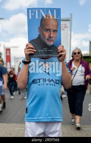 London, Großbritannien. 3. Juni 2023 Ein Manchester City-Fan hält das offizielle Programm ab, mit Manager Pep Guardiola auf dem Cover, vor dem FA-Cup-Finale zwischen Manchester City und Manchester United im Wembley Stadium. Aus Gründen der Sicherheit der Menschenmenge wurde in diesem Gebiet ein Alkoholverbot verhängt. Kredit: Stephen Chung / Alamy Live News Stockfoto