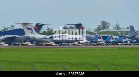 Langkawi, Malaysia - 28. Mai 2023. Militärflugzeuge warten am Flughafen Langkawi (LGK), Malaysia. Stockfoto