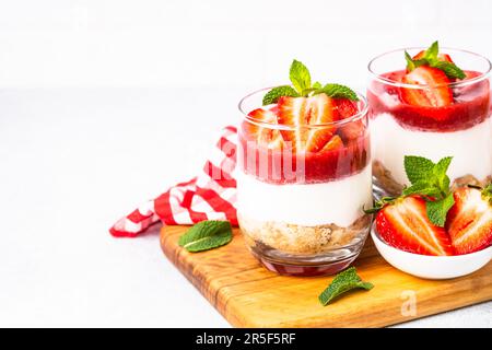 Erdbeerkäsekuchen im Glas, kein Backdessert. Stockfoto