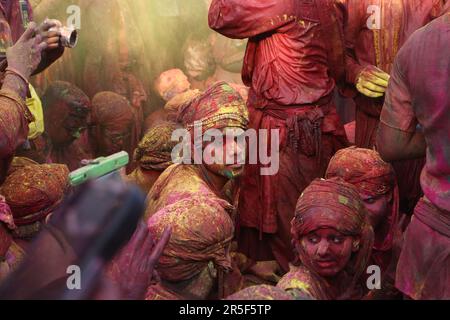 Porträt eines Mannes während des Holi Festivals im Tempel Nandgaon, Indien Stockfoto