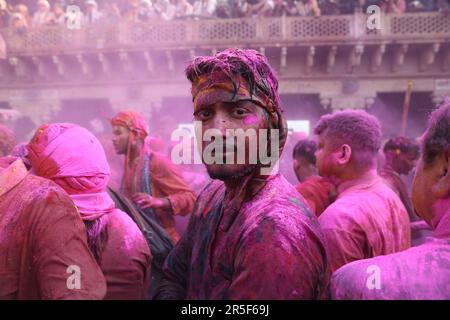 Porträt eines Mannes während des Holi Festivals im Tempel Nandgaon, Indien Stockfoto