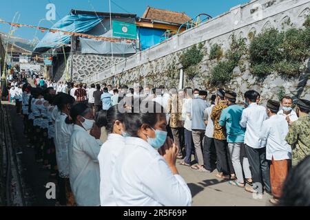 Muslime und alle Dorfbewohner schütteln sich die Hand und gratulieren Buddhisten, die den heiligen Tag des Vesaks im Dorf Thekelan, der Republik Semarang, Indonesien, feiern. Stockfoto