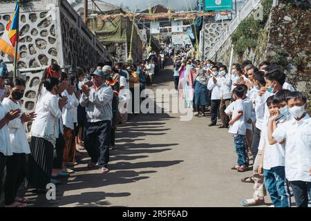 Muslime und alle Dorfbewohner schütteln sich die Hand und gratulieren Buddhisten, die den heiligen Tag des Vesaks im Dorf Thekelan, der Republik Semarang, Indonesien, feiern. Stockfoto