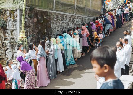 Muslime und alle Dorfbewohner schütteln sich die Hand und gratulieren Buddhisten, die den heiligen Tag des Vesaks im Dorf Thekelan, der Republik Semarang, Indonesien, feiern. Stockfoto