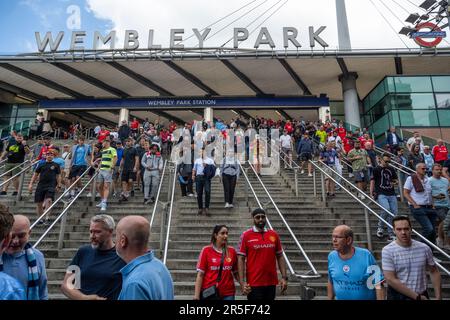 London, Großbritannien. 3. Juni 2023 Die Fans verlassen die U-Bahn-Station Wembley Park für das FA Cup-Finale zwischen Manchester City und Manchester United im Wembley Stadium. Aus Gründen der Sicherheit der Menschenmenge wurde in diesem Gebiet ein Alkoholverbot verhängt. Kredit: Stephen Chung / Alamy Live News Stockfoto