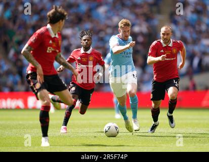 Kevin De Bruyne von Manchester City (zweite rechts) und Christian Eriksen von Manchester United (rechts) in Aktion während des Finales des Emirates FA Cup im Wembley Stadium, London. Foto: Samstag, 3. Juni 2023. Stockfoto